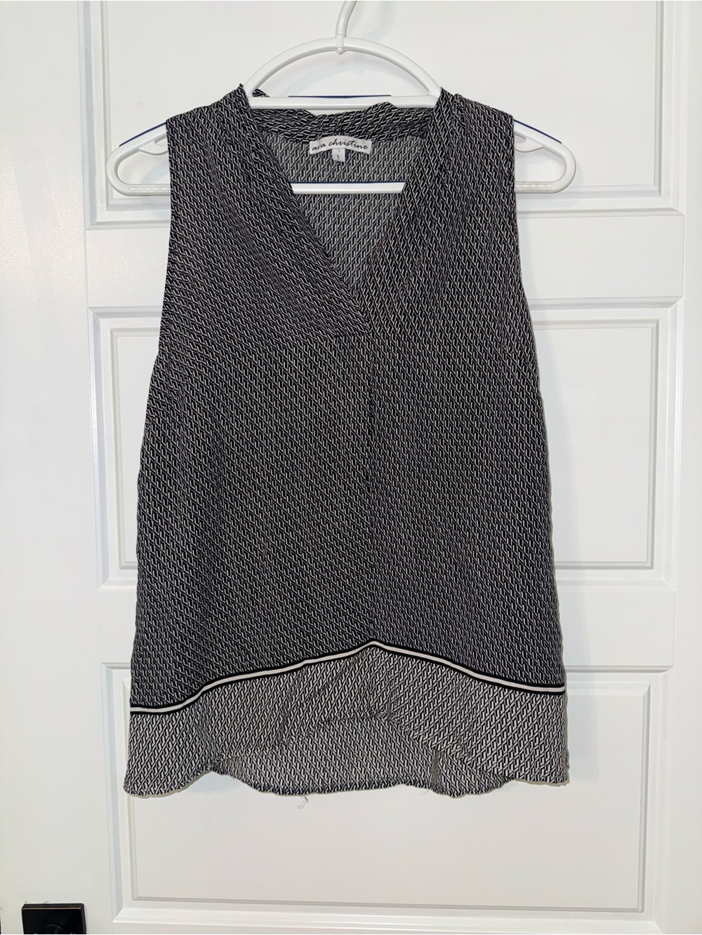 Ava Christine Black & White Sleeveless V-Neck Blouse